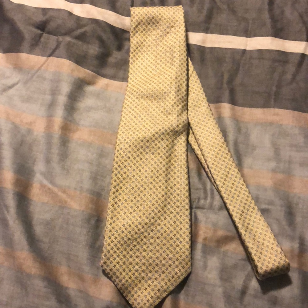 Men’s Banana Republic tie in yellow